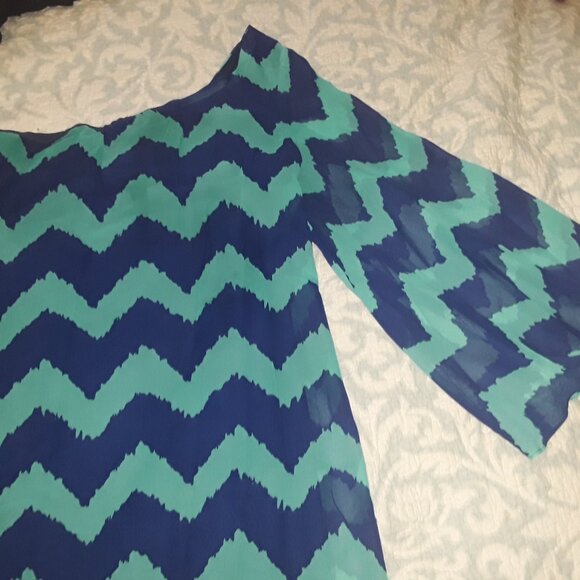 As U Wish Med Ladies 1 Shoulder Turquoise & Purple Chevron Print Lined Chiffon - Picture 2 of 4